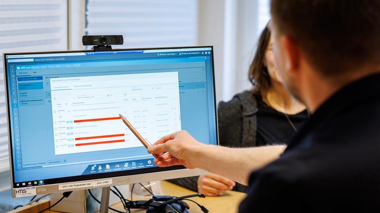 Hausarzt lädt Dokumente in eine elektronische Patientenakte "ePA"