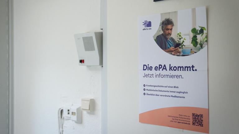 Schild in der Praxis: "Die elektronische Patientenakte kommt"