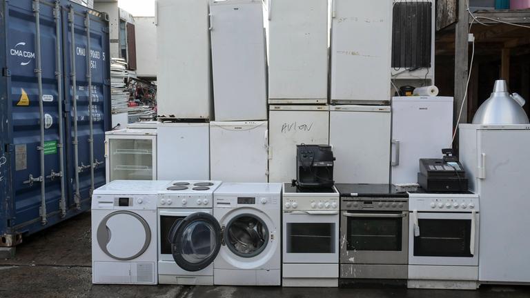 Waschmaschinen und Kühlschränke stehen auf einem Schrottplatz in Hamburg.