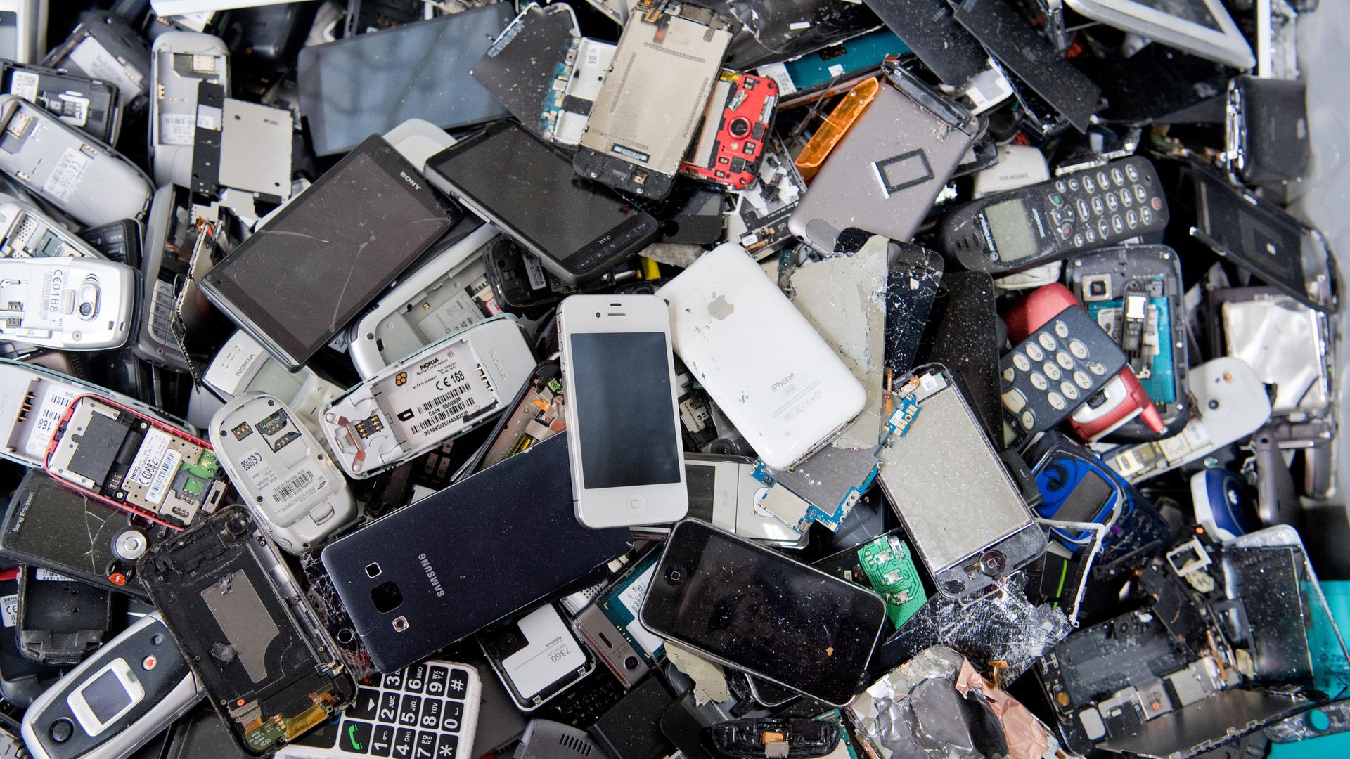 Elektroschrott: ausrangierte Handys und Smartphones auf einem Haufen 