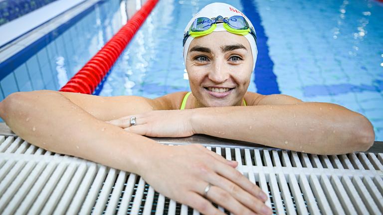 Para-Schwimmerin Elena Semechin blickt mit den Armen am Rand gestützt aus dem Becken heraus in die Kamera