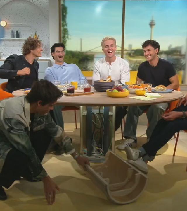 Die Influencer Elevator Boy sitzen zu fünft an einem Tisch in der ZDF-Sendung "Volle Kanne"