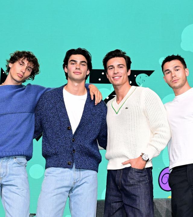 Die fünf „Elevator Boys“ eroberten das Internet mit ihren Fahrstuhl-Videos und wurden dadurch weltberühmt, nun wollen sie als Boyband durchstarten.