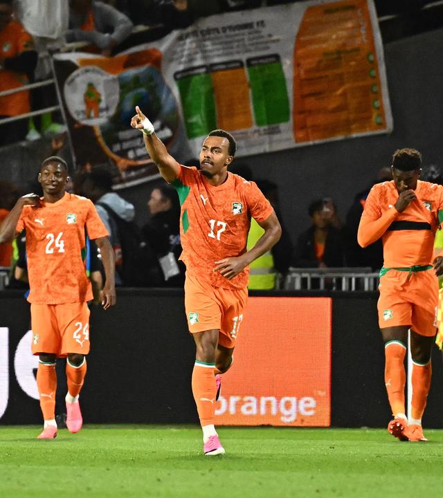 Christopher Operi, Bazoumana Toure, Guela Doue, Ibrahim Sangare, Ghislain Konan und Emmanuel Agbadou (v.l.) bejubeln den Siegtreffer der Elfenbeinküste
