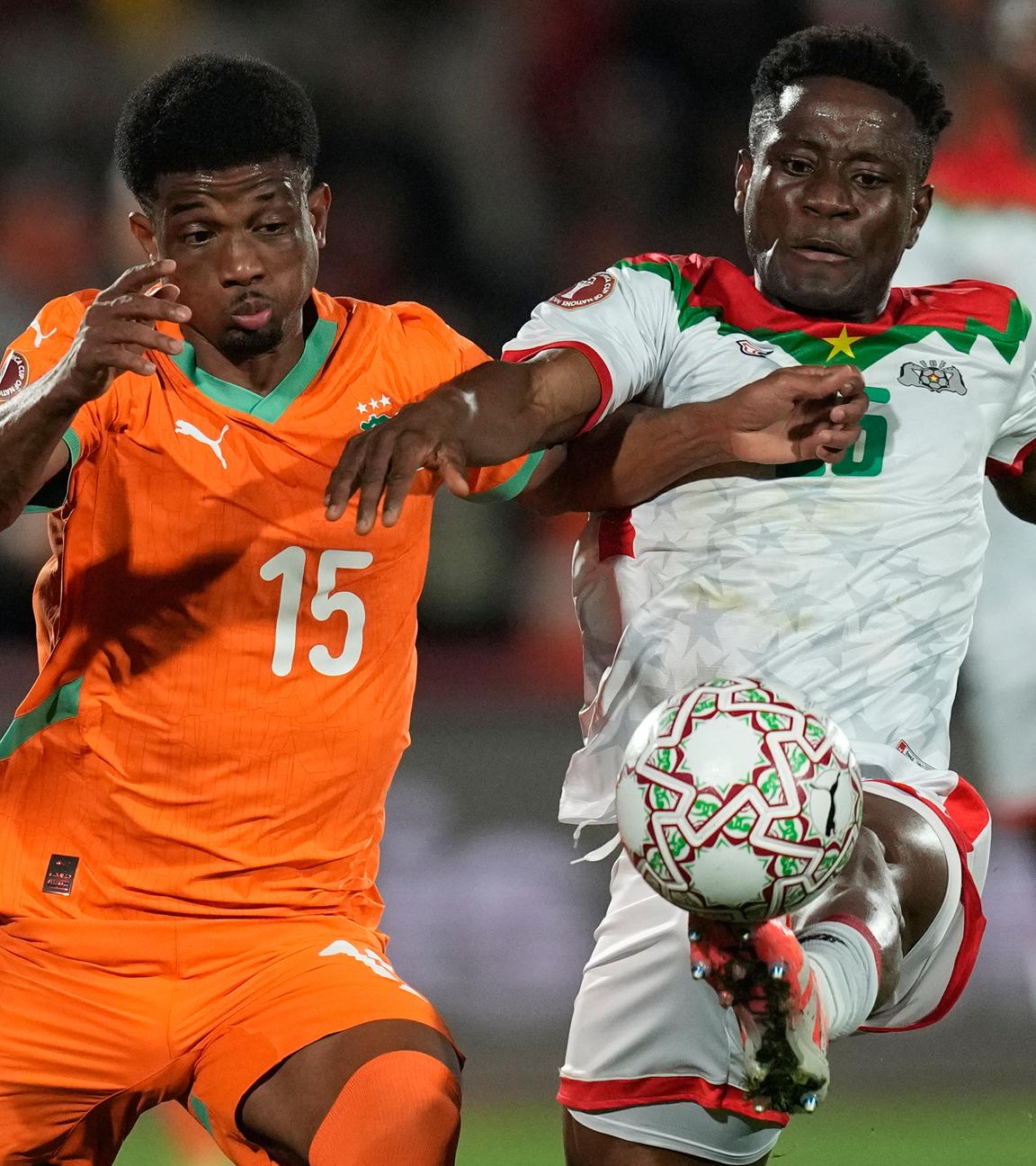 Arsene Kouassi (Burkina Faso) kommt vor dem Ivorer Amad Diallo (links) an den Ball.