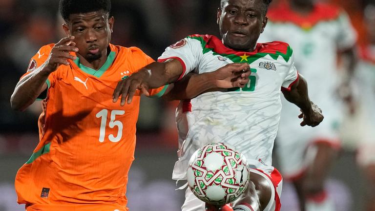 Arsene Kouassi (Burkina Faso) kommt vor dem Ivorer Amad Diallo (links) an den Ball.