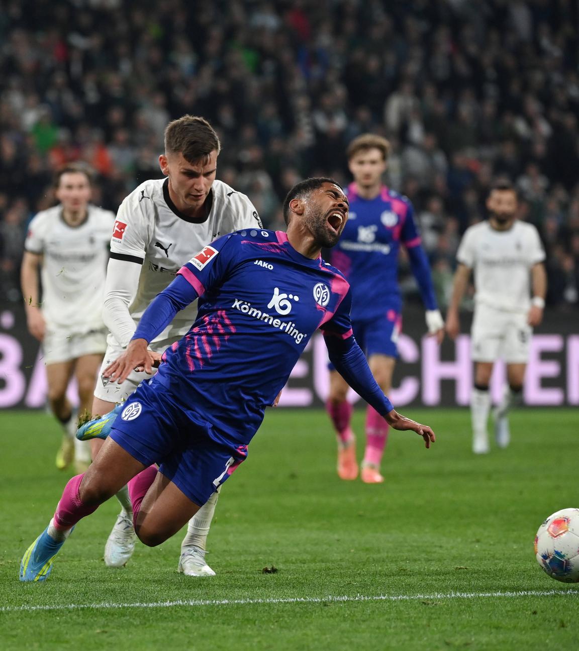 Yannik Engelhardt (Borussia Mönchengladbach) bringt Philipp Mwene (FSV Mainz 05) im Strafraum zu Fall.