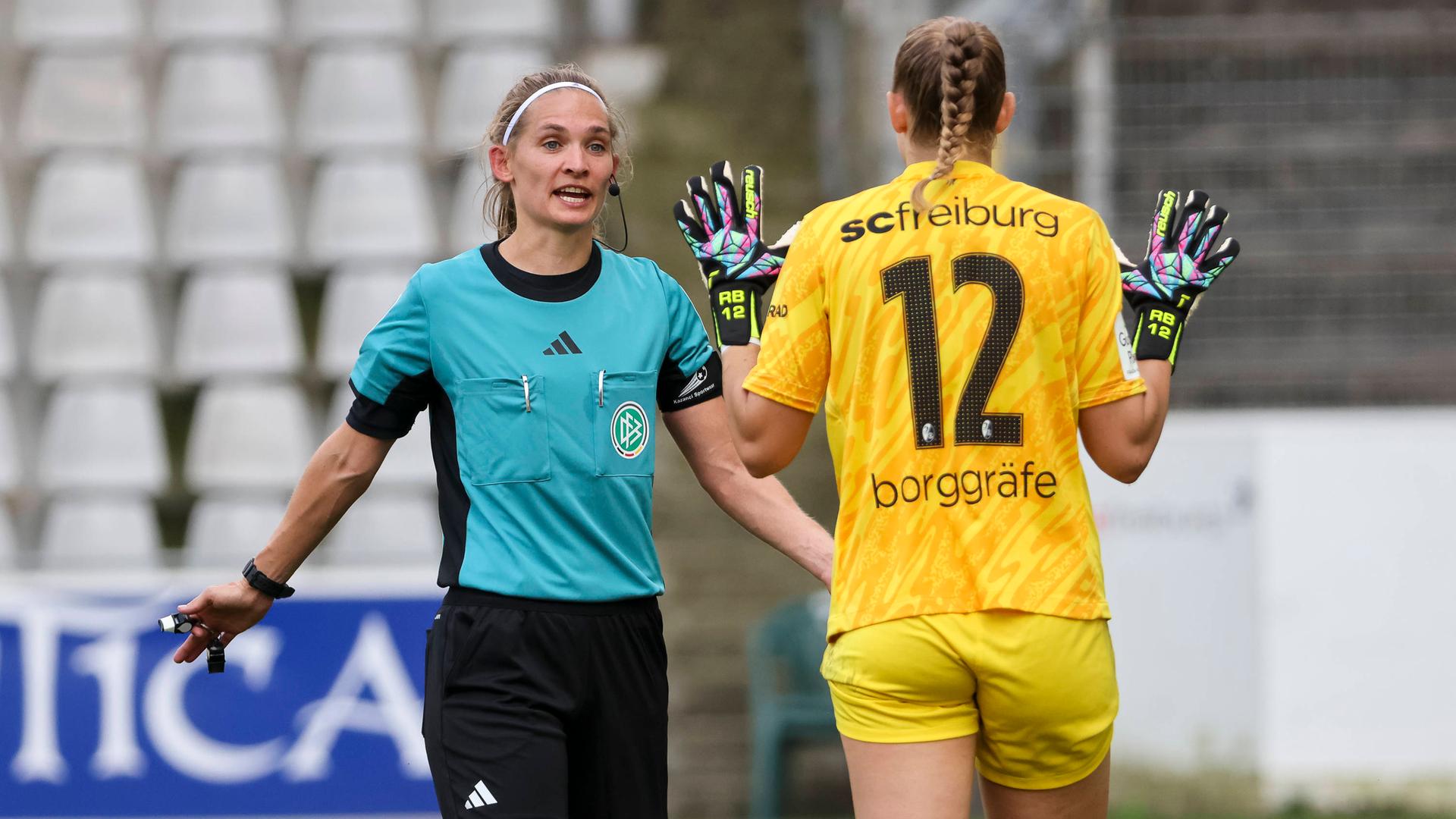Schiedsrichterin Theresa Hug und Freiburgs Torhüterin Rafaela Borggräfe in der Diskussion beim Spiel gegen Leverkusen