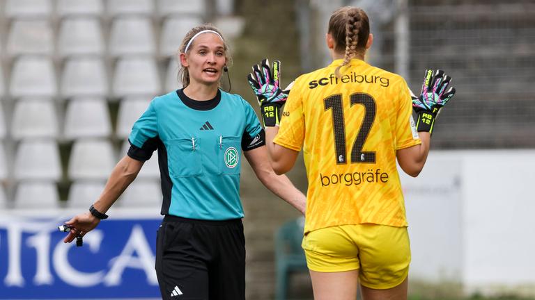 Schiedsrichterin Theresa Hug und Freiburgs Torhüterin Rafaela Borggräfe in der Diskussion beim Spiel gegen Leverkusen