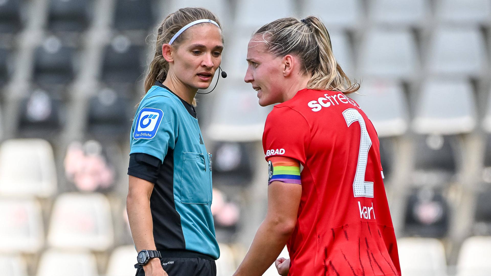 Lisa Karl (SC Freiburg, rechts) ist mit dem Elfmeterpfiff von Theresa Hug (Schiedsrichterin) nicht einverstanden im Bundesligaspiel SC Freiburg - Bayer 04 Leverkusen am 31.08.2024 