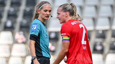 Lisa Karl (SC Freiburg, rechts) ist mit dem Elfmeterpfiff von Theresa Hug (Schiedsrichterin) nicht einverstanden im Bundesligaspiel SC Freiburg - Bayer 04 Leverkusen am 31.08.2024 