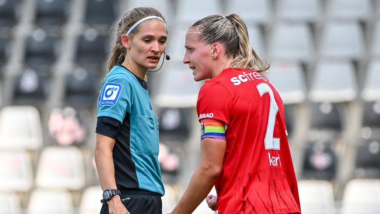 Lisa Karl (SC Freiburg, rechts) ist mit dem Elfmeterpfiff von Theresa Hug (Schiedsrichterin) nicht einverstanden im Bundesligaspiel SC Freiburg - Bayer 04 Leverkusen am 31.08.2024 