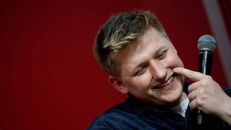Der deutsche Satiriker Sebastian Hotz oder auch El Hotzo sitzt während seines Auftritts auf der Leipziger Buchmesse auf der Bühne.