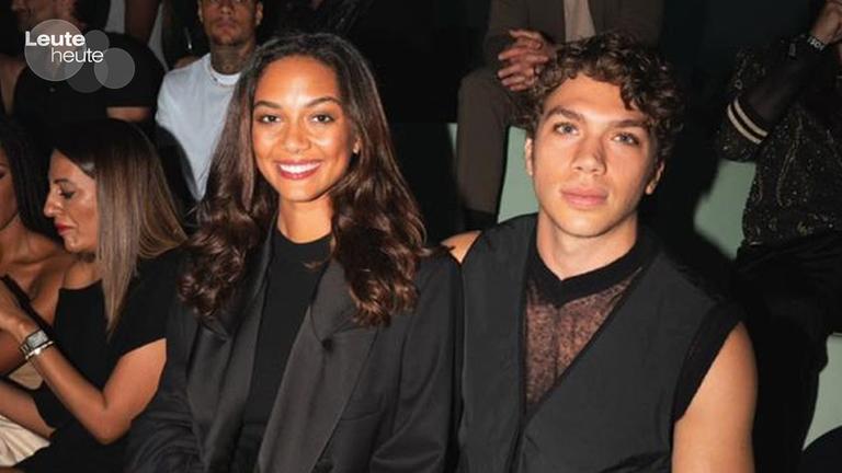 Elias Becker und Freundin Yasmine sitzen auf Plätzen bei der Fashionweek.