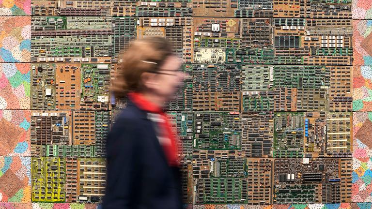 Ein Kunstwerk von Elias Sime bei der Austellung in Düsseldorf, aufgenommen am 11.02.2025