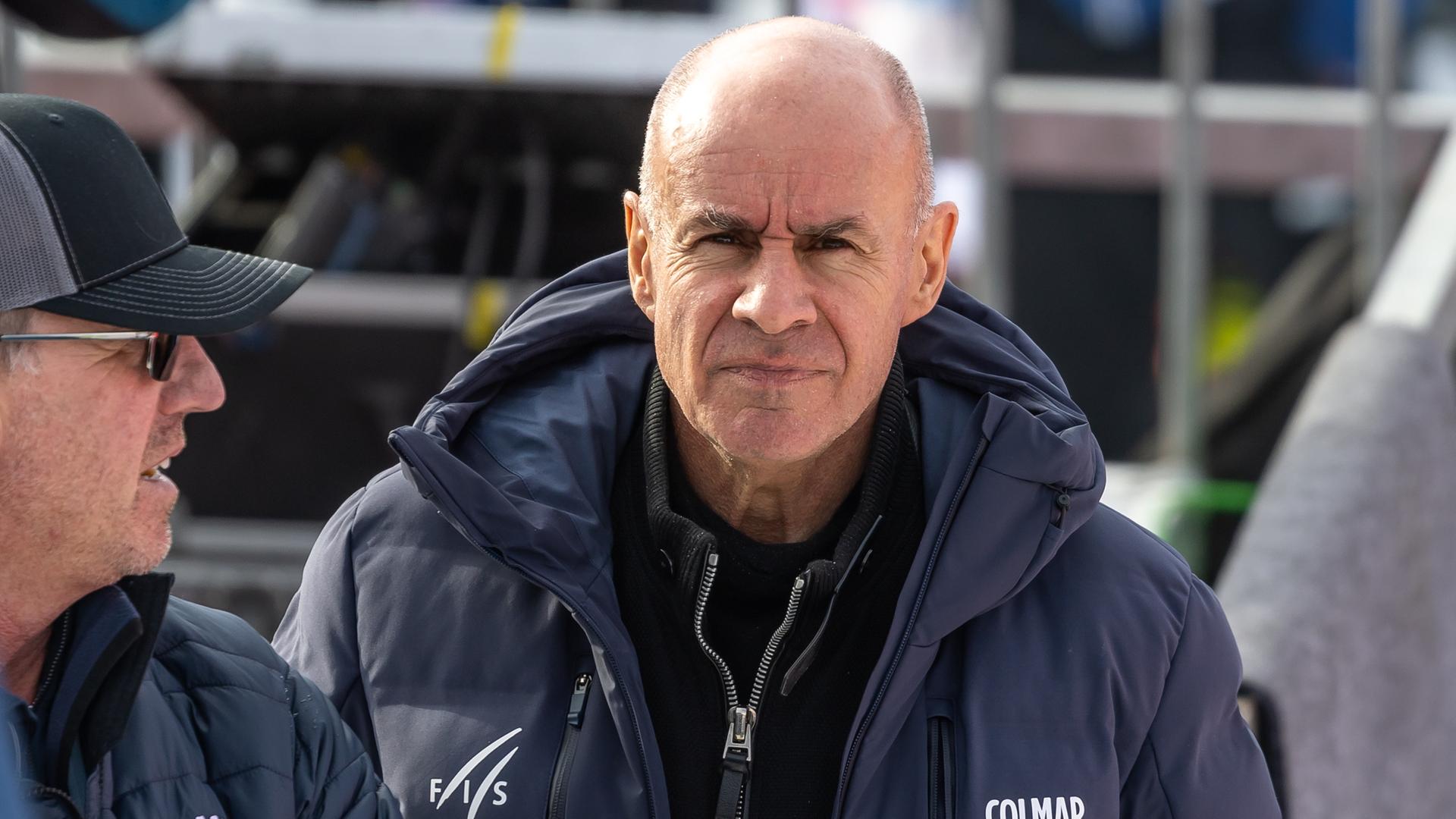 Der Präsident der FIS Johan Eliasch am Rande eines Ski-Weltcups