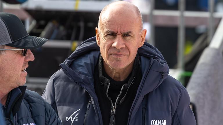 Der Präsident der FIS Johan Eliasch am Rande eines Ski-Weltcups