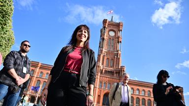 Berlin: Elif Eralp, Linken-Spitzenkandidatin bei der Wahl zum Abgeordnetenhaus von Berlin 2026, kommt zum Wahlkampfabschluss der Linken für die Wahl zum 20. Abgeordnetenhaus von Berlin vor dem Roten Rathaus.