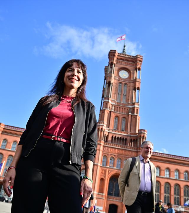 Berlin: Elif Eralp, Linken-Spitzenkandidatin bei der Wahl zum Abgeordnetenhaus von Berlin 2026, kommt zum Wahlkampfabschluss der Linken für die Wahl zum 20. Abgeordnetenhaus von Berlin vor dem Roten Rathaus.