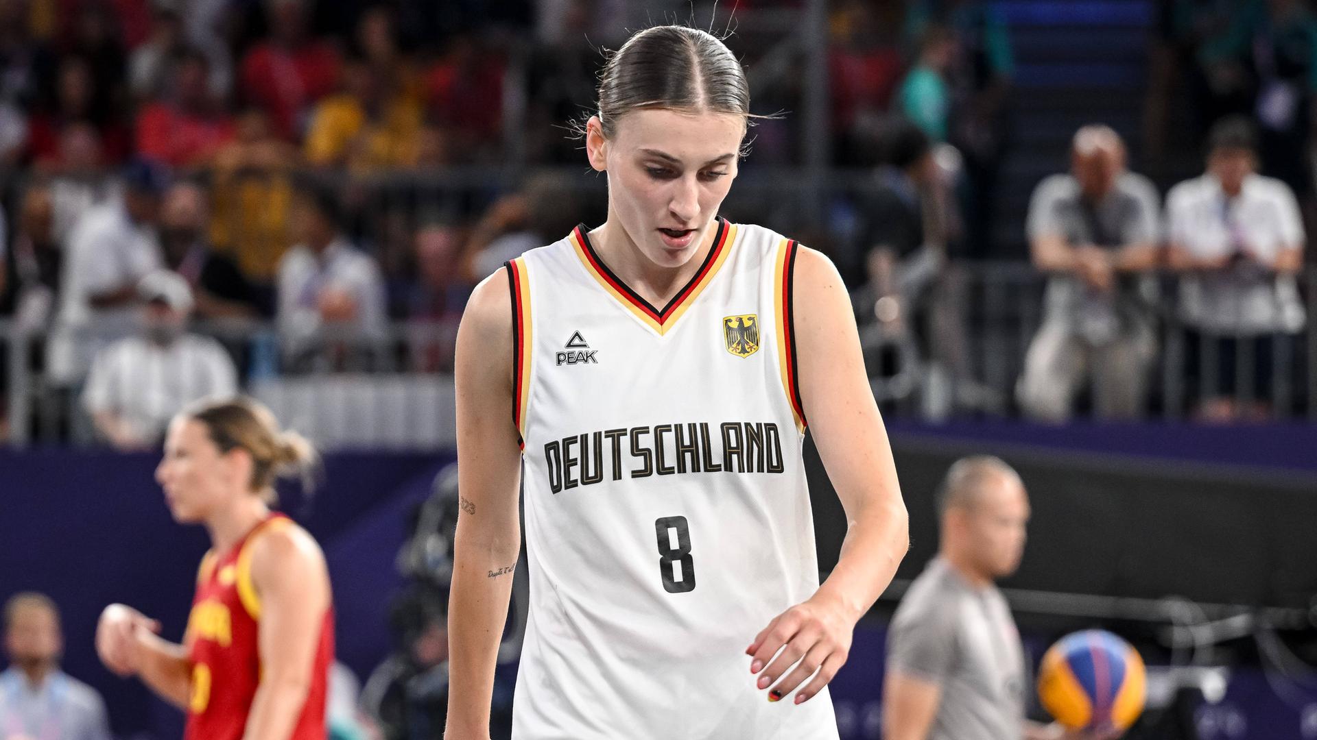 Elisa Mevius (Deutschland) wirkt niedergeschlagen während des 3x3-Basketball-Finalspiels der Frauen zwischen Deutschland und Spanien am 10. Tag der Olympischen Spiele, Olympia, OS Paris 2024 in La Concorde am 5. August 2024 in Paris, Frankreich.