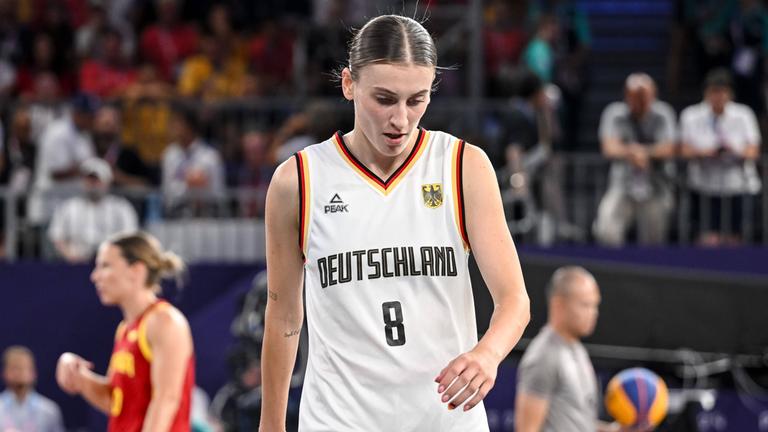 Elisa Mevius (Deutschland) wirkt niedergeschlagen während des 3x3-Basketball-Finalspiels der Frauen zwischen Deutschland und Spanien am 10. Tag der Olympischen Spiele, Olympia, OS Paris 2024 in La Concorde am 5. August 2024 in Paris, Frankreich.