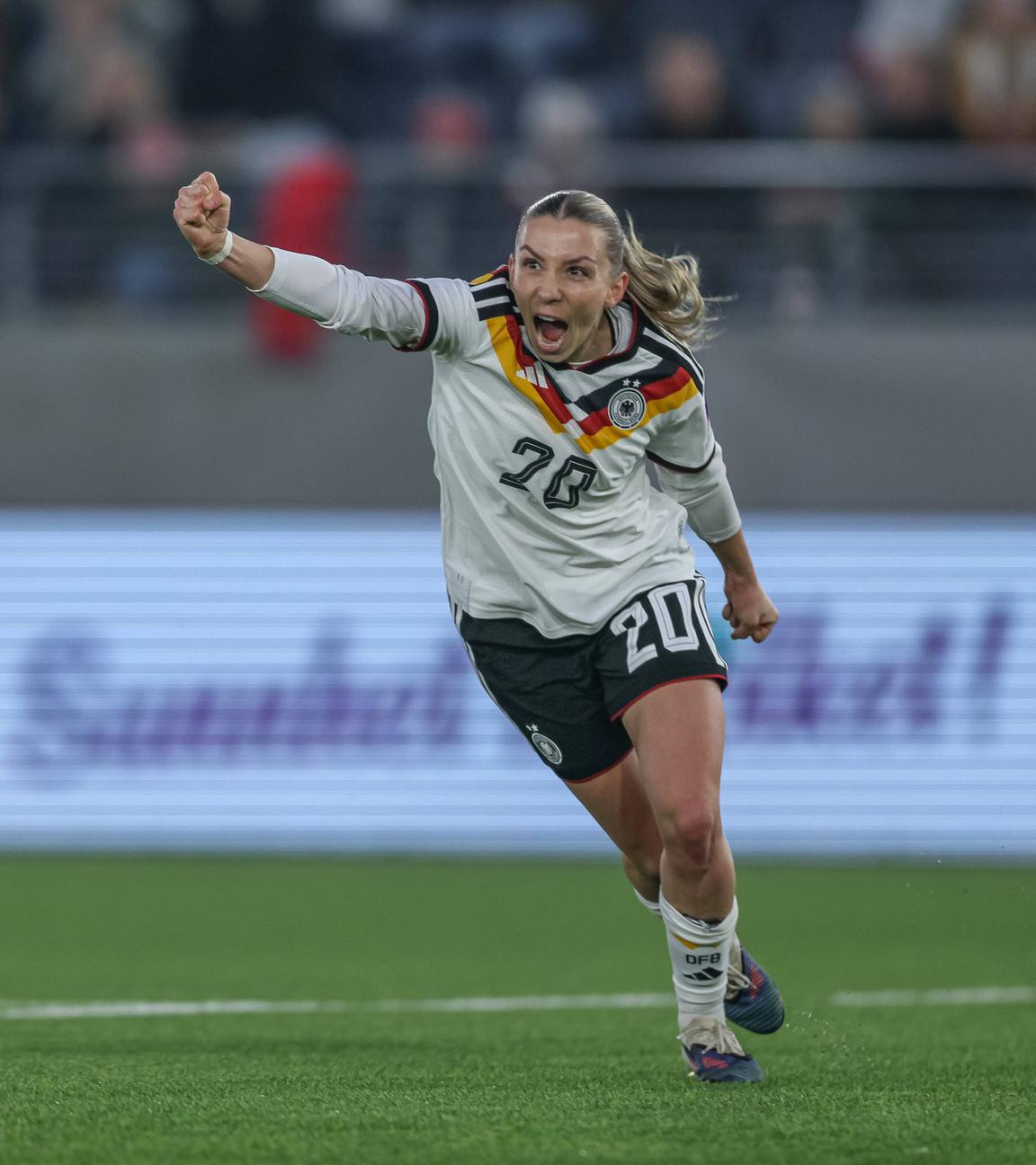 Die deutsche Nationalspielerin Elisa Senß jubelt nach ihrem Tor im Spiel gegen Norwegen bei der WM-Qualifikation