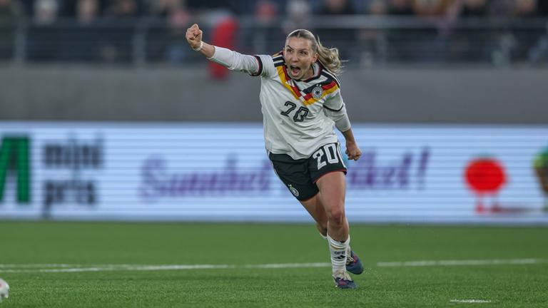Die deutsche Nationalspielerin Elisa Senß jubelt nach ihrem Tor im Spiel gegen Norwegen bei der WM-Qualifikation