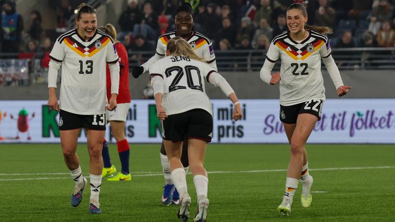 Die deutsche Nationalspielerin Elisa Senß jubelt nach ihrem Tor zusammen mit ihren Mitspielerinnen Carlotta Wamser, Nicole Anyomi und Jule Brand im Spiel gegen Norwegen bei der WM-Qualifikation