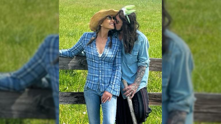 Elizabeth Hurley zeigt ihre neue Liebe: Der US-Country-Sänger Billy Ray Cyrus küsst die britische Schauspielerin.