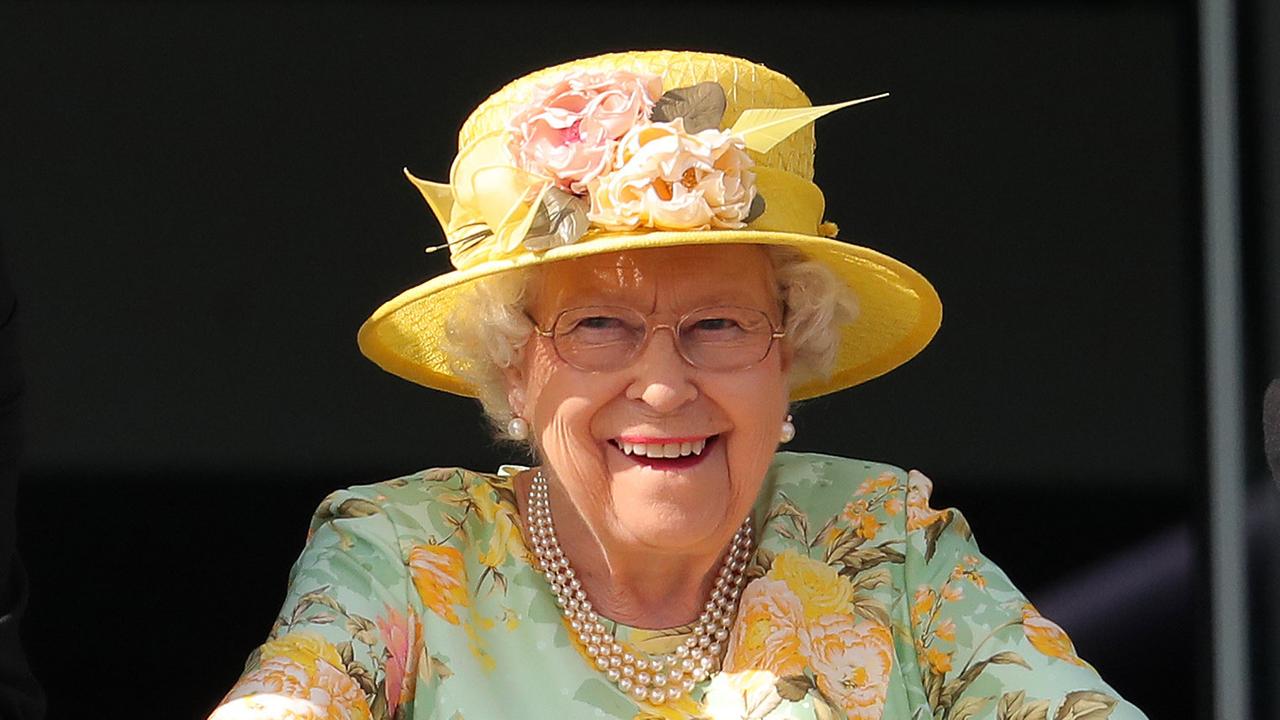 Queen Elizabeth amuesiert sich bei Pferderennen in Epsom 2017