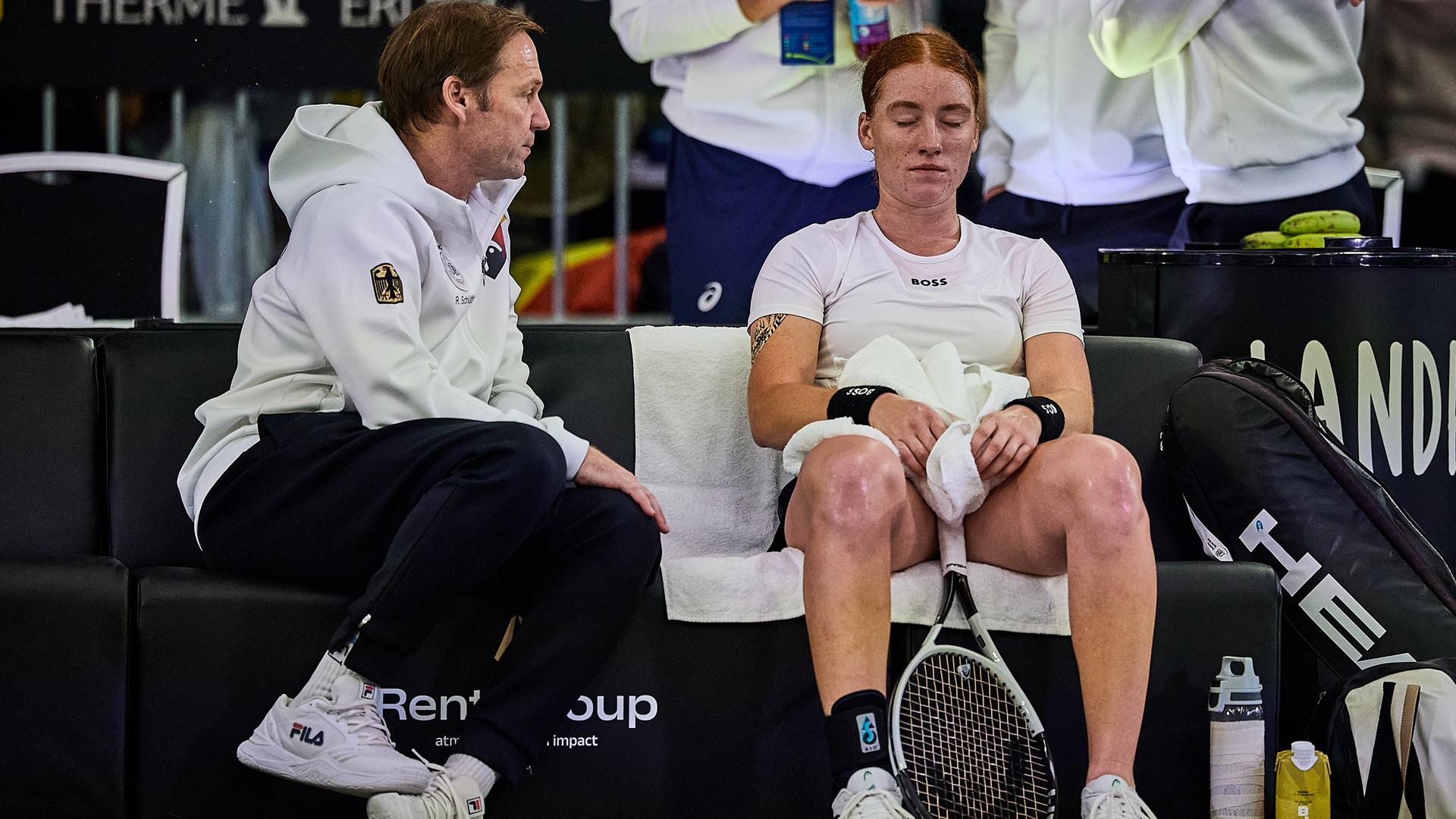 Ella Seidel (Deutschland) sitzt neben Rainer Schüttler (l). 