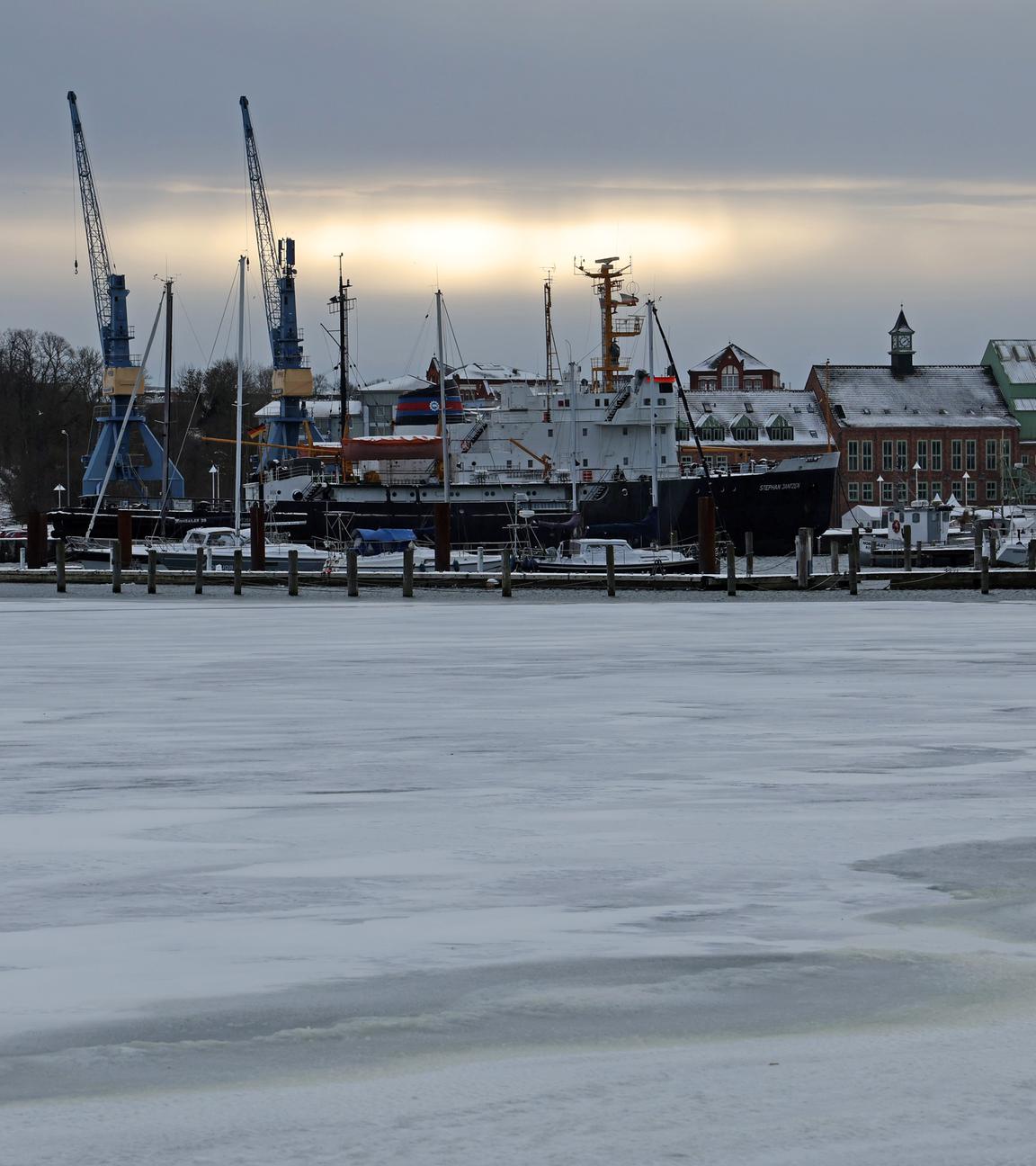 Am Ufer der Warnow in Rostock hat sich Eis gebildet.
