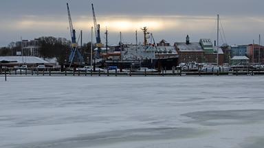 Am Ufer der Warnow in Rostock hat sich Eis gebildet.