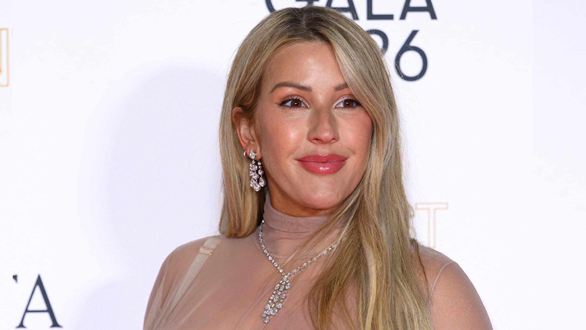Sängerin Ellie Goulding posiert auf einer Gala.