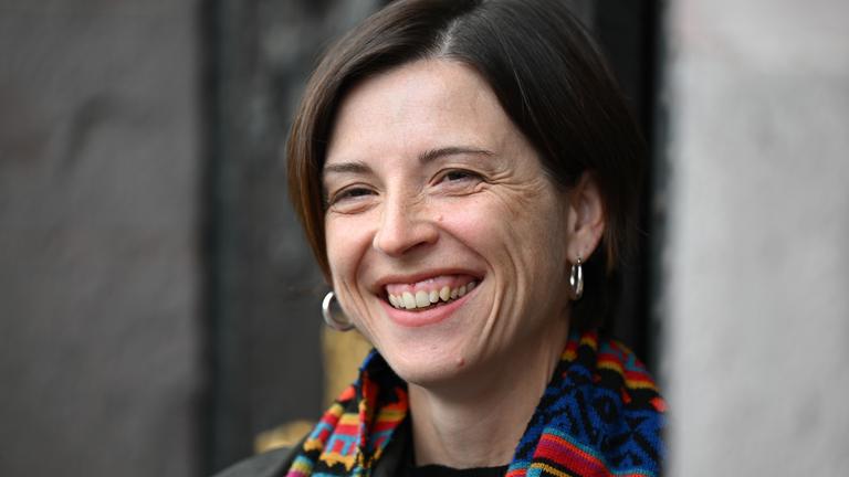 Die Schweizer Autorin Dorothee Elmiger (Die Holländerinnen) kommt zur Verleihung des Deutschen Buchpreises 2025 in den Römer.