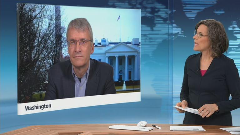 Elmar Theveßen spricht in einem Schaltgespräch aus Washington.