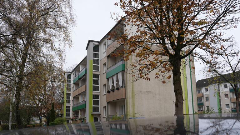 Blick auf ein Mehrfamilienhaus, in dem der beschuldigte 17-Jährige wohnt und von der Polizei wegen Terrorverdachts festgenommen wurde.