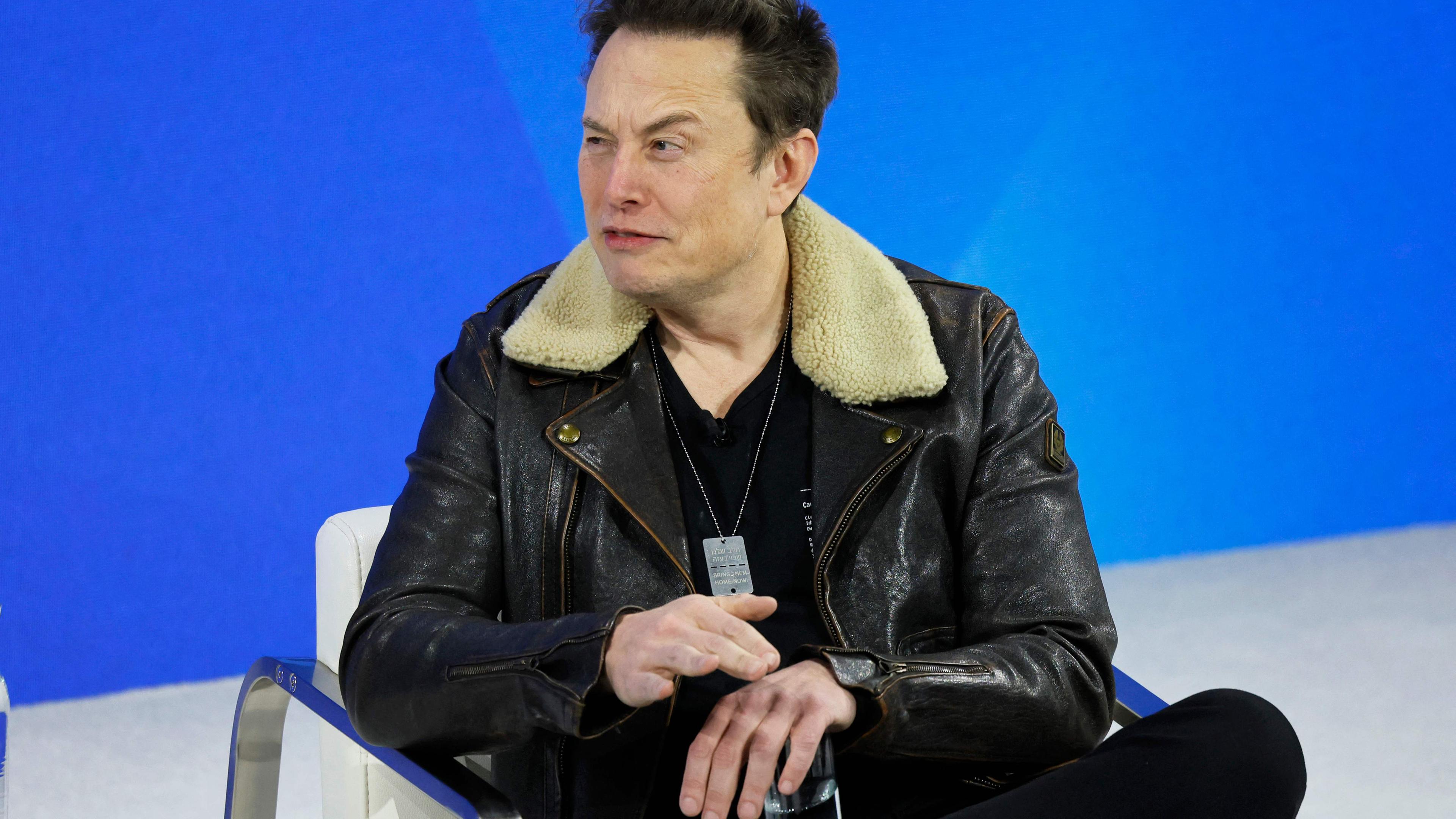 Elon Musk während des jährlichen DealBook-Gipfels der New York Times am 29. 11. 2023 in New York City.