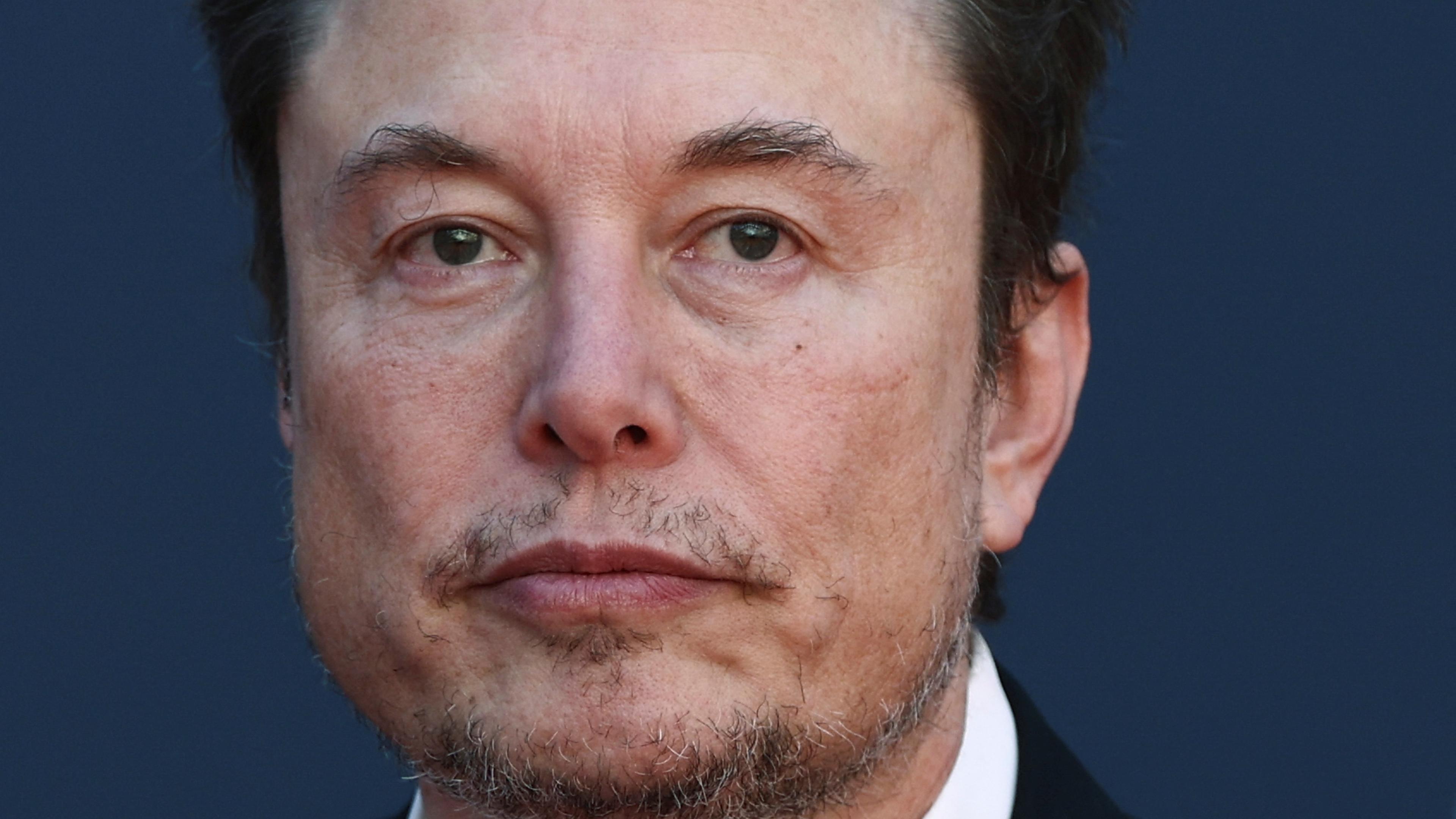 Tesla-Chef Elon Musk schaut unzufrieden drein