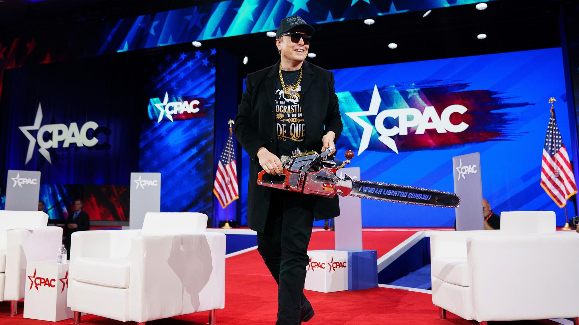 Elon Musk mit Kettensäge bei der Conservative Political Action Conference