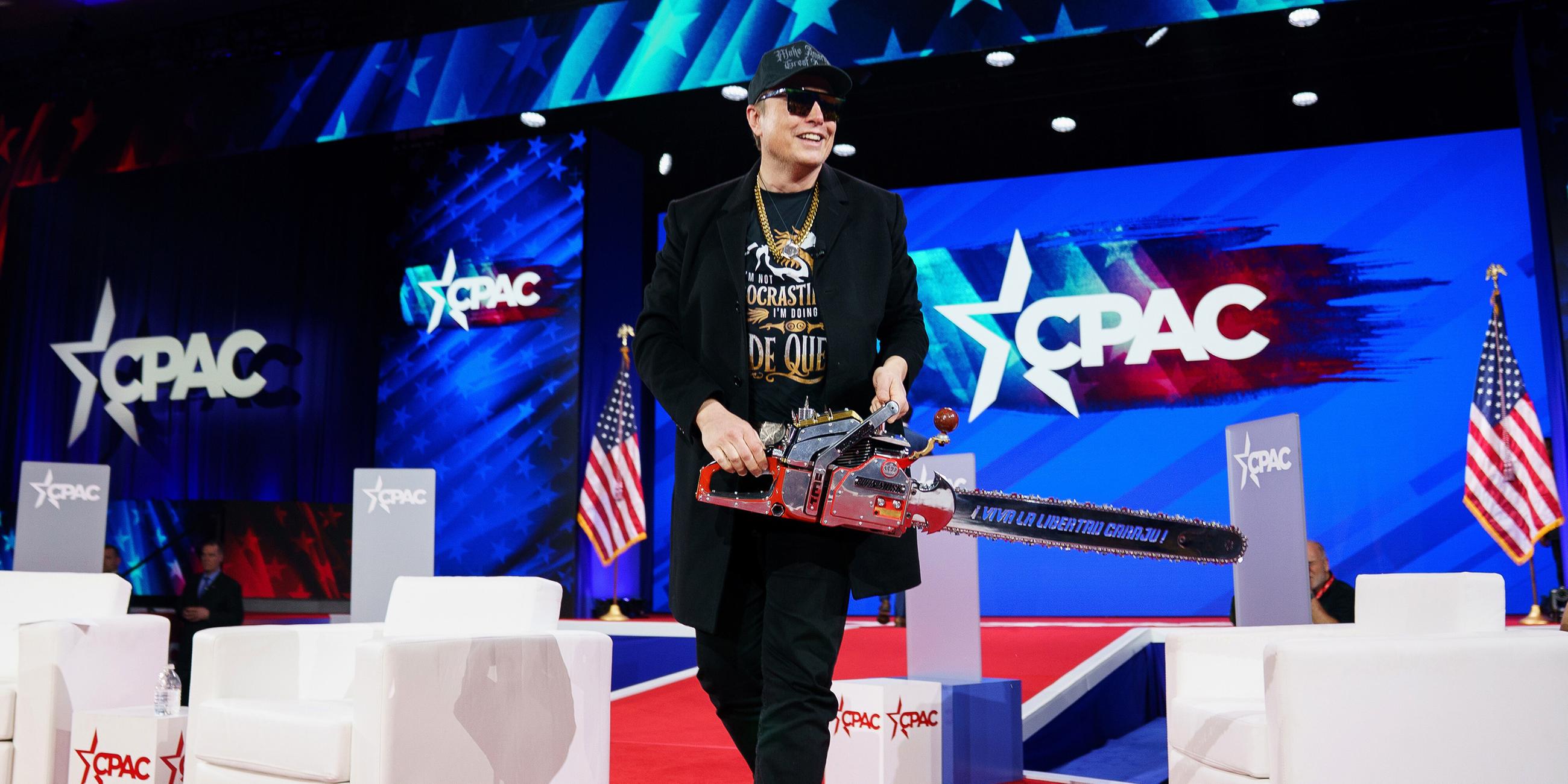 Elon Musk mit Kettensäge bei der Conservative Political Action Conference