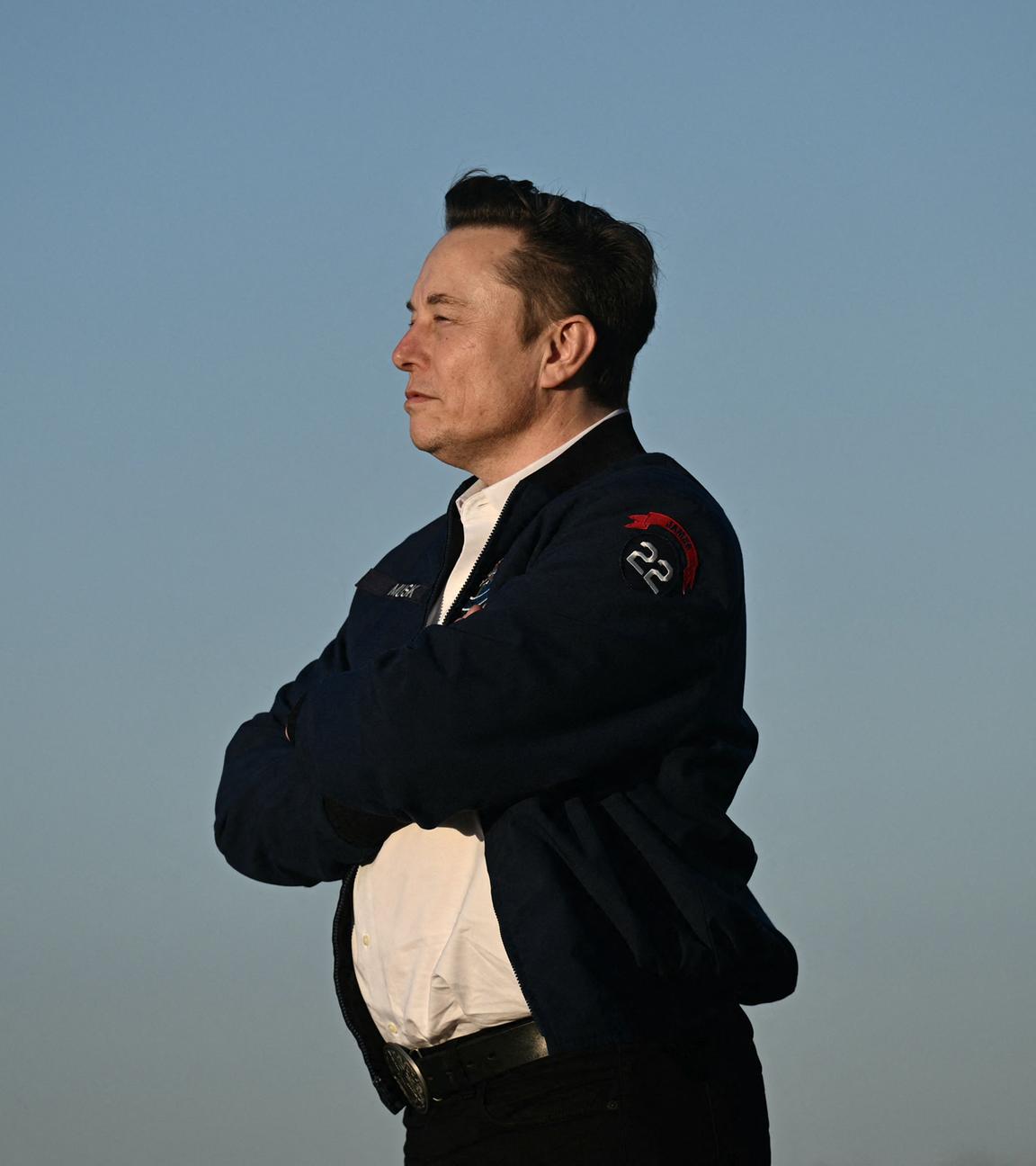 Elon Musk steigt am 22. März 2025 bei seiner Ankunft am Morristown Municipal Airport in Morristown, New Jersey, aus der Air Force One. 