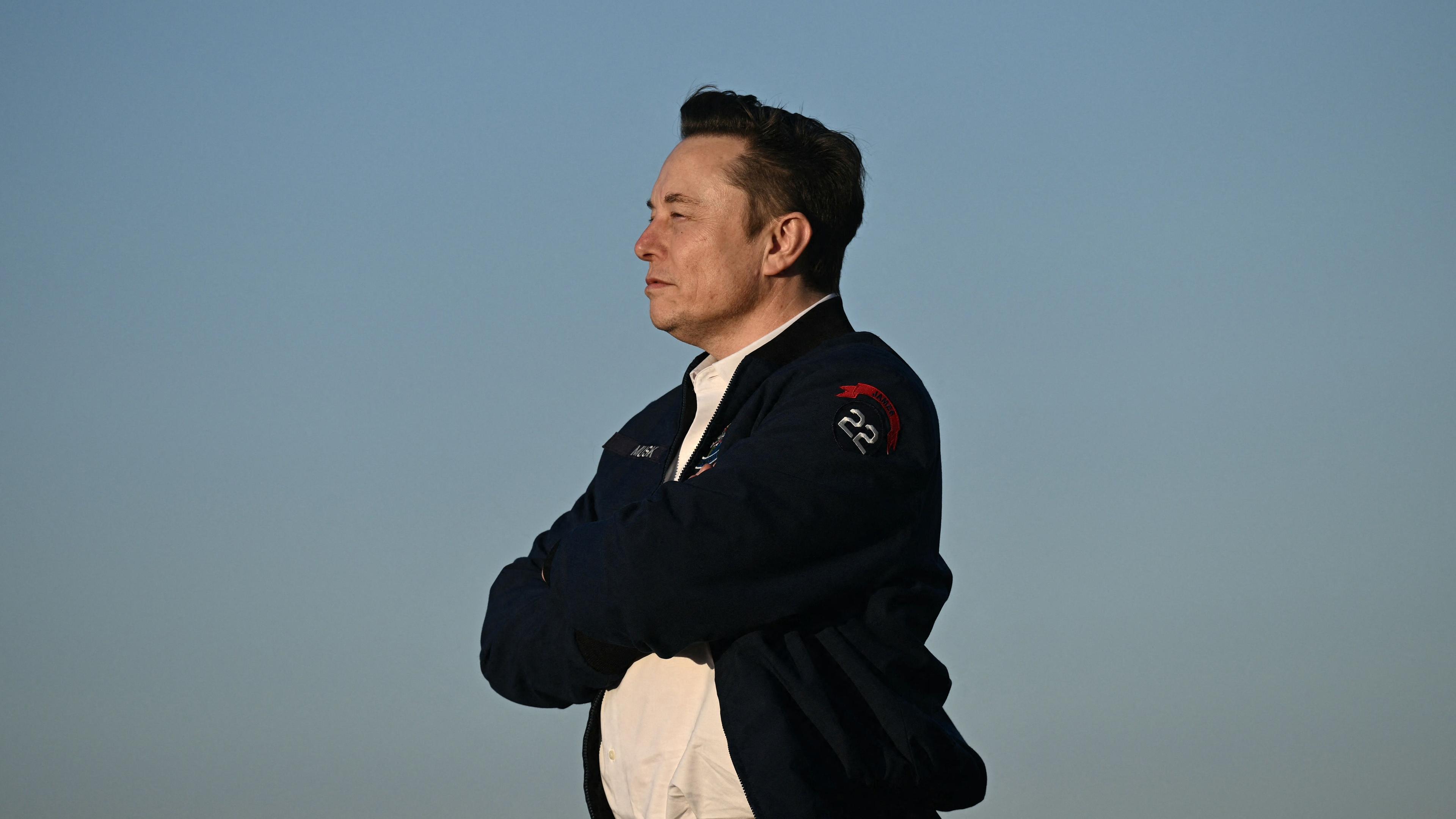Elon Musk steigt am 22. März 2025 bei seiner Ankunft am Morristown Municipal Airport in Morristown, New Jersey, aus der Air Force One. 