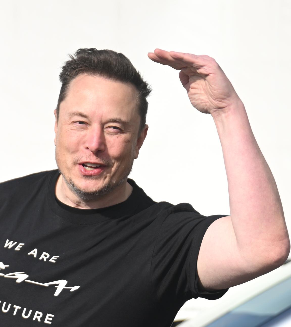 Archiv: Tesla-Chef Elon Musk verlässt die Tesla Gigafactory Berlin-Brandenburg.