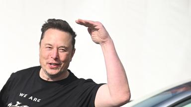 Archiv: Tesla-Chef Elon Musk verlässt die Tesla Gigafactory Berlin-Brandenburg.