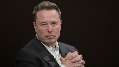 Elon Musk spricht bei einer Veranstaltung in Paris.