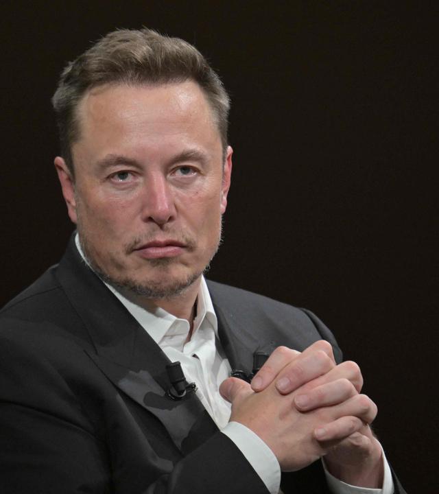 Elon Musk spricht bei einer Veranstaltung in Paris.