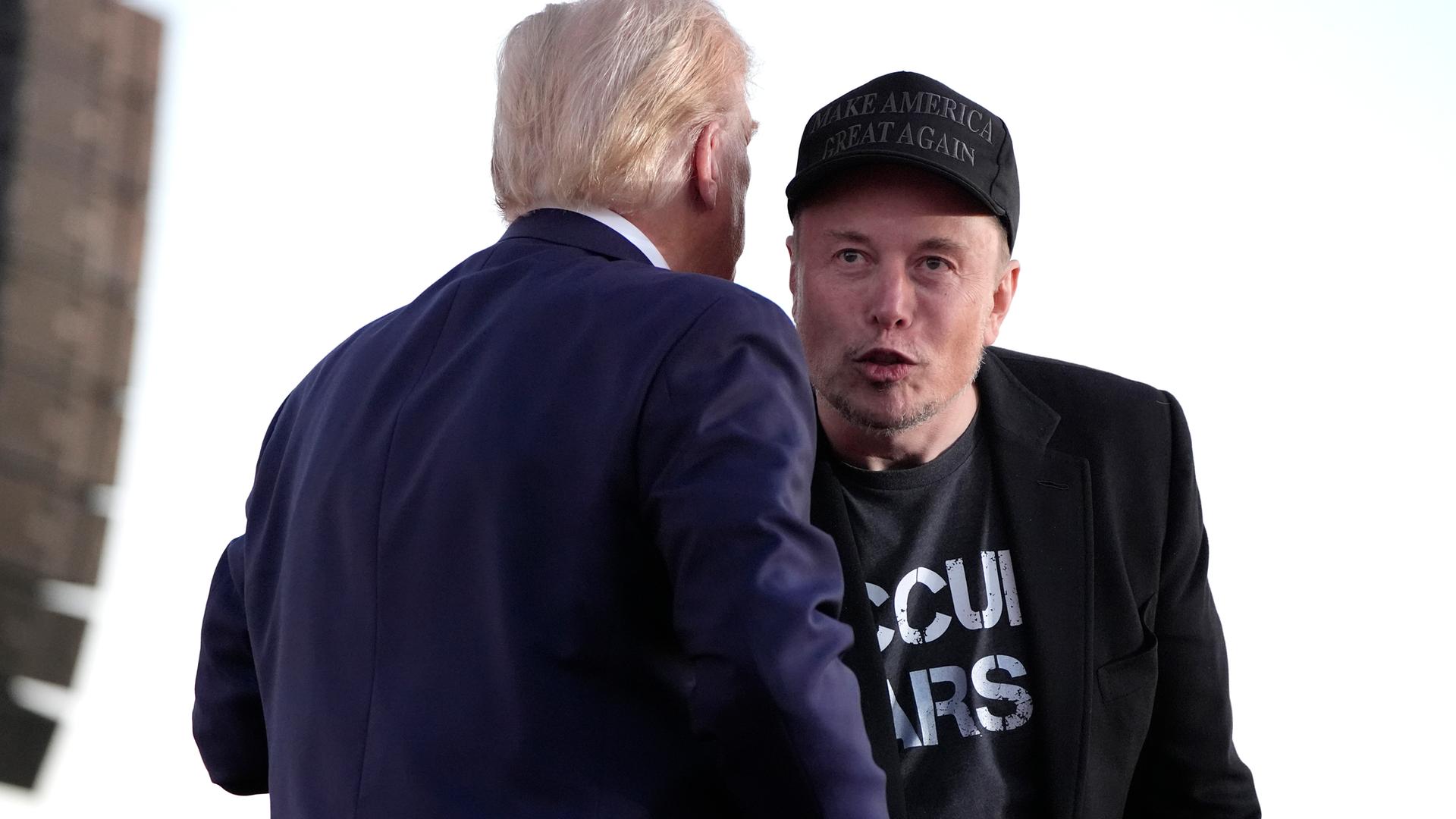 Der republikanische Präsidentschaftskandidat und ehemalige Präsident Donald Trump (links) und Elon Musk, CEO von Tesla und SpaceX, treten am  5. 10. 2024, bei einer Wahlkampfveranstaltung auf der Butler Farm Show in Butler, Pennsylvania, auf.