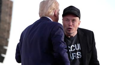 Der republikanische Präsidentschaftskandidat und ehemalige Präsident Donald Trump (links) und Elon Musk, CEO von Tesla und SpaceX, treten am  5. 10. 2024, bei einer Wahlkampfveranstaltung auf der Butler Farm Show in Butler, Pennsylvania, auf.