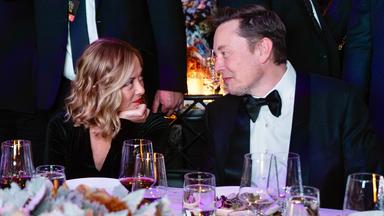 Giorgia Meloni sitzt mit Elon Musk an einem Tisch.